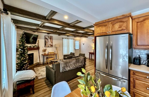 Collingwood House | Happy Valley Spacious Family Townhome.Dog Friendly.Minutes to Blue Mountain
