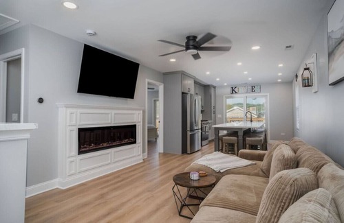 Fox Lake Apartment | Harbor Clubhouse 3Bed 3.5Bath Modern Waterfront with Hot Tub & Pet Friendly