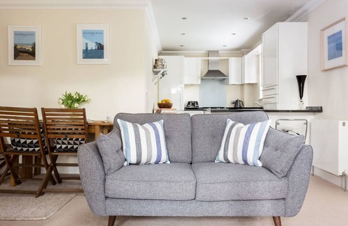 Sandbanks Apartment | Harbour Escapes | Luxury 2 bed Sandbanks Apt with Garden & Beach Hut