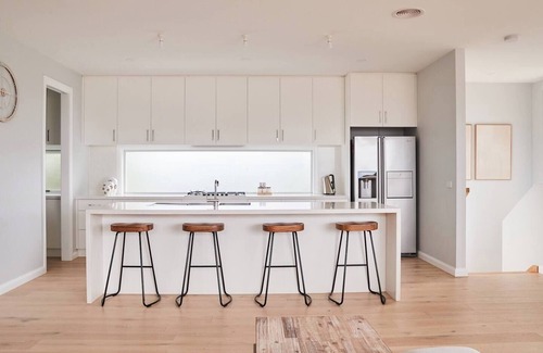 Clifton Springs House | Harbour Horizons Balcony BBQs and Calm Water Views