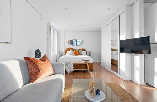 McMahons Point Apartment | Harbour Horizons - Chic Studio Above Sydney's Icons