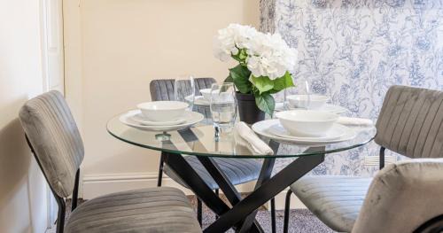 Newcastle-Under-Lyme House | Harbour place in Newcastle under Lyme with Parking, perfect for Contractors or Alton Towers