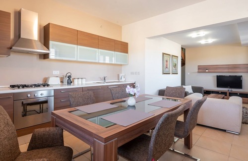 Ghajnsielem Apartment | Harbour Views Holiday Home