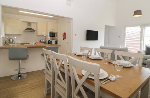 Heligan Cottage | HARCOMBE HOUSE BUNGALOW 10, family friendly, with pool in Chudleigh