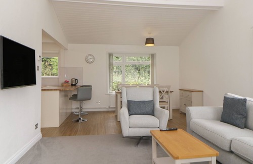 Heligan Cottage | HARCOMBE HOUSE BUNGALOW 11, family friendly, with pool in Chudleigh