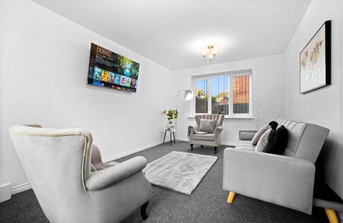 Tipton House | Harmony House 3 Bedroom New Build for Families, Contractors, Black Country Museum Sleeps 6