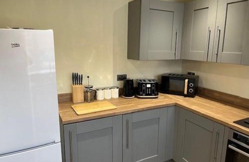 Walsall Apartment | Harmony House - 4 Doubles, Free Wi-fi, Parking