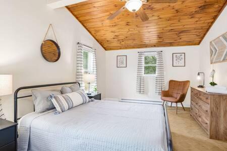 Millville Ski Chalet | Harpers Ferry Cabin Hot Tub, Deck, Fire Pit, WiFI