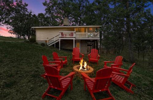 Millville Ski Chalet | Harpers Ferry Cabin Hot Tub, Deck, Fire Pit, WiFI