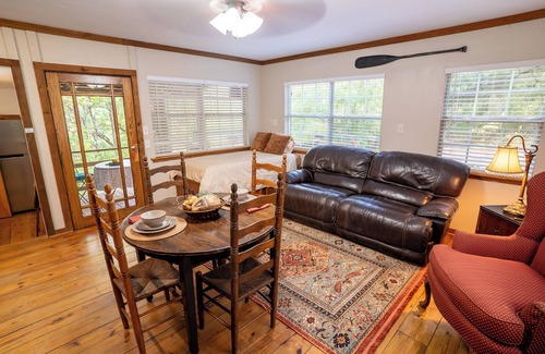 Nacogdoches Cabin | Harts Landing - A cozy forest getaway for friends & family at Stag Leap Cabins!