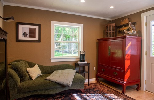 Hartville Cottage | Hartville Hideaway in the Hills - Miner's Cottage