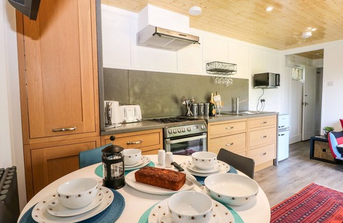 Staplefield Cottage | HARVEST LODGE, pet friendly, with a garden in Bolney
