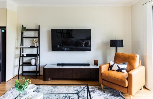 Ringwood House | Harvey a Stylish and Spacious Retreat in a Prime Location