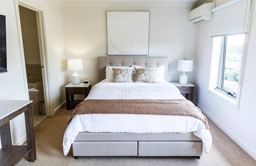 Ringwood House | Harvey a Stylish and Spacious Retreat in a Prime Location