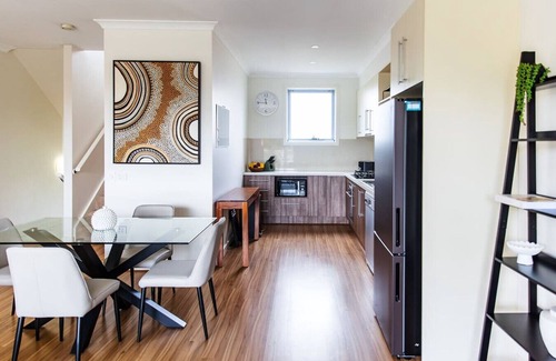 Ringwood House | Harvey | Stylish | Great Location
