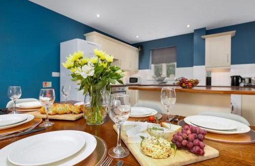 Holestone Moor House | Hassop Cottage - Darwin Lake Holiday Village