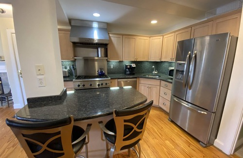 New Bedford Apartment | HATHAWAY HOME- Downtown Historic New Bedford, ACROSS FROM WHALING MUSEUM