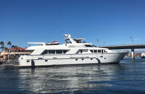 Pebble Beach Boat Rental | Hatteras 113 Yacht - Traveling The CA Coast