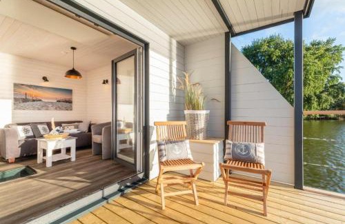 Schleswig Boat Rental | Hausboot Aegir mit Dachterrasse in Schleswig am Ostseefjord Schlei