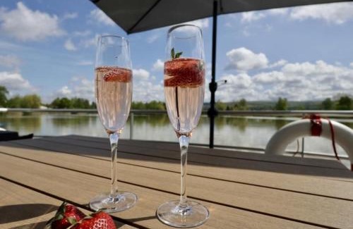 Godelheim Boat Rental | Hausboot Black Pearl - LP1