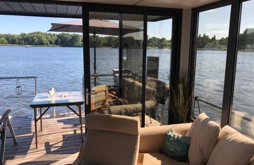 Reppenhagen Boat Rental | Hausboot Hafenprinz Lübeck