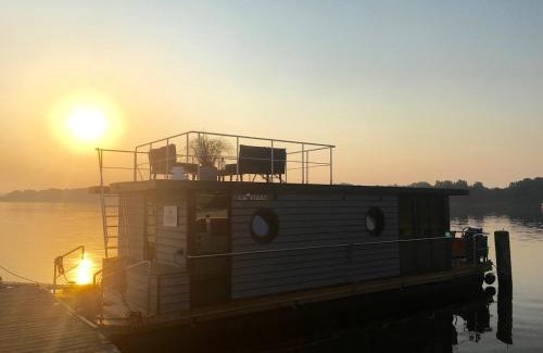 Reppenhagen Boat Rental | Hausboot Hafenprinz Lübeck