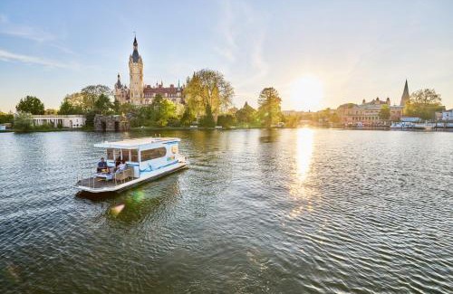 Schwerin Boat Rental | Hausboot Saturn