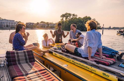 Wrangelkiez Boat Rental | Hausboot Tour mit der Wasserkutsche - Führerscheinfrei