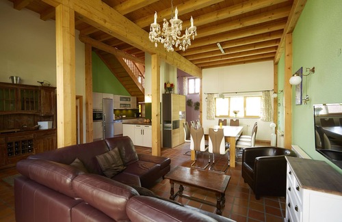 Loffingen Apartment | Haushälfte mit Saunabenutzung, 285qm, Wintergarten, 2 Schlafzimmer, max. 6 Personen