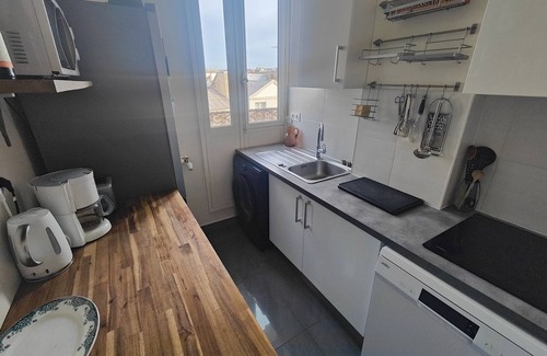 Quartier de la Roquette Apartment | Haussmann-style apartment with balcony, next to Place de la Bastille.