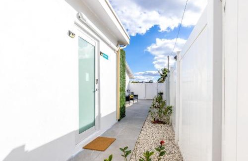 Miami Gardens Apartment | HavanaDolphinsluxury 2PPL TopLocation Parking Pets