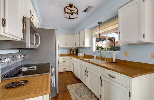 Lake Havasu City House | Havasu Winston | Spa | Garage Access | Central