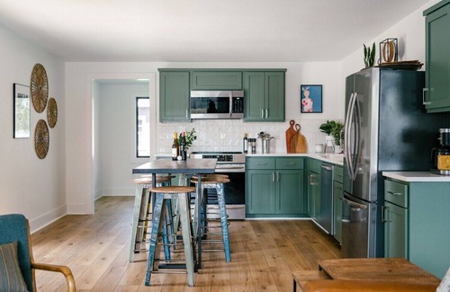 Burnet Cottage | Have fun with the whole family at this stylish place