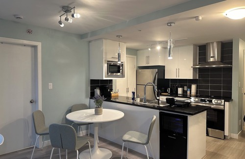 Gastown Apartment | Haven Sauna, Pool, Hot Tub & Free Parking