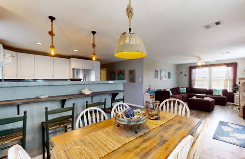 Crystal Beach House | Haven | Steps to Beach | Firepit | Pet Paradise