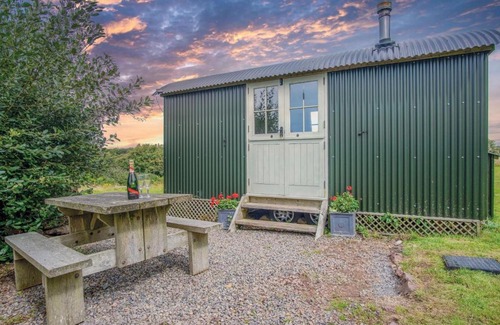 St Ishmaels Apartment | Haven View - 1 Bedroom Shepherds Hut - St Ishmaels