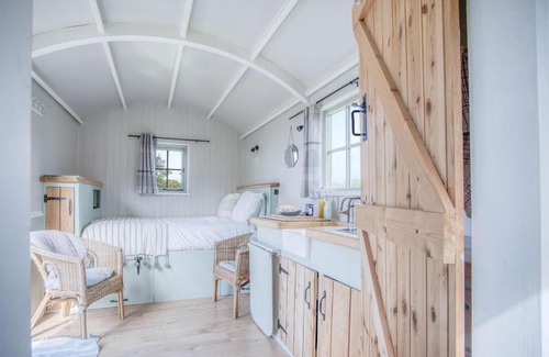 St Ishmaels Apartment | Haven View - 1 Bedroom Shepherds Hut - St Ishmaels