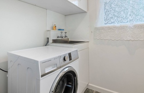 Stepneyville House | HAVEN VIEWS - NELSON HOLIDAY HOME, family friendly in Nelson