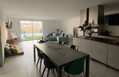 LʼAiguillon-sur-Mer House | Havre de Paix with Private Heated Pool - Ideal Family or Friends Stay