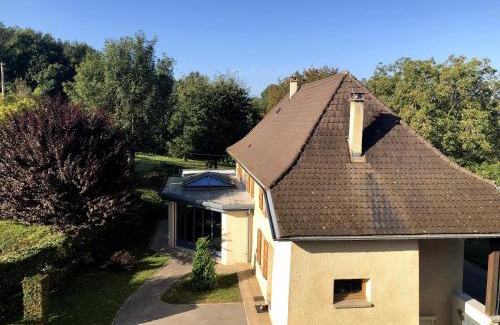 Corbelin House | Havre de paix et de verdure proche Walibi et A43 - 4 étoiles