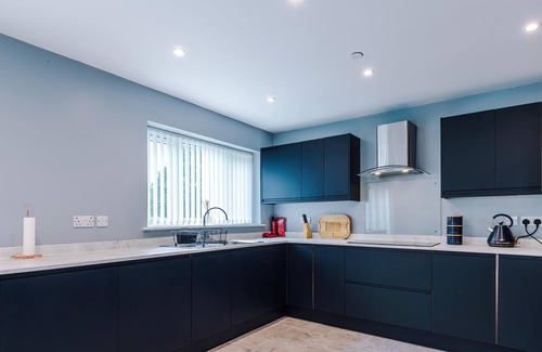 Ewloe House | Hawarden Very Spacious/Detached/5 bed Driveway