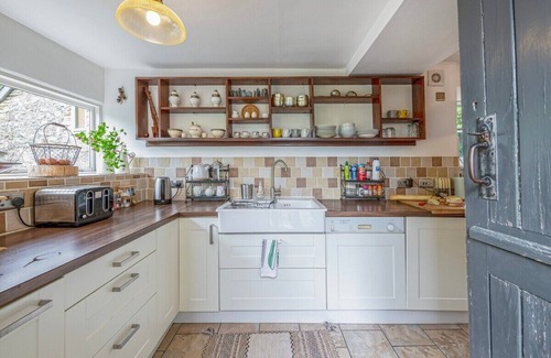 Taicynhaeaf Cottage | Hawddamor cottage with wood burner & * Hot tub *