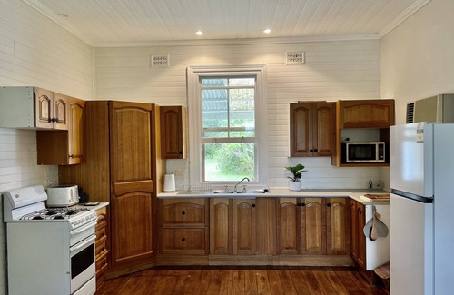 Laughtondale House | Hawkesbury River Cottage on Large Private Acres with Pontoon