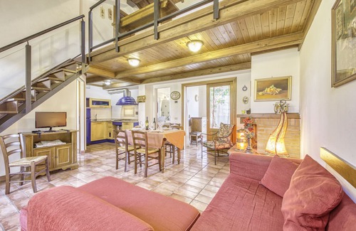 Castiglione del Lago Apartment | Hawthorn apt with shared pool family fun, Castiglione del Lago, Italy