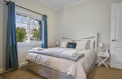 North Wagga Wagga House | Hayes Corner Cottage - Short Drive to CBD, Private