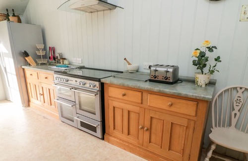 Ebford Cottage | HAYLOFT AT MAGNOLIA LAKE, family friendly, with open fire in Dawlish