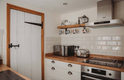 Knodishall Cottage | Hazel's - sleeps 4 guests in 2 bedrooms