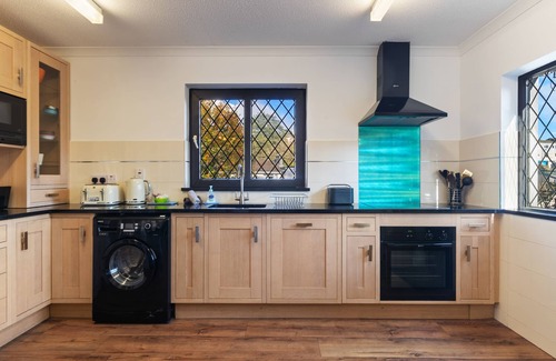 Saundersfoot Cottage | Hazelglade Cottage - Hot Tub and Games Room