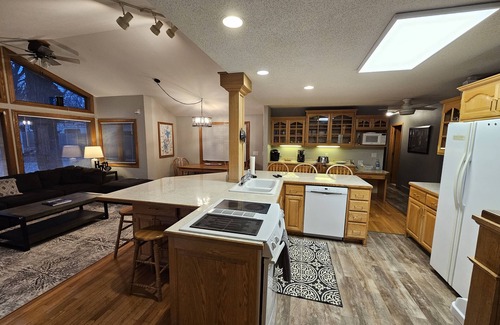 West Okoboji House | Heart Of Arnold's Park Near West Lake. Family And Friends Sleeps 18