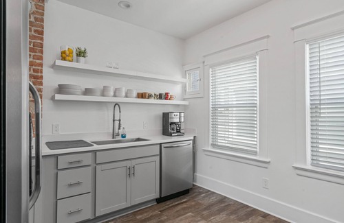 Bryant Apartment | *Heart of Elmwood Village cozy apartment*